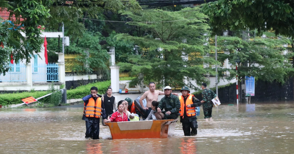 Evacuation des habitants des zones affectées dans la province de Tuyen Quang. Photo : VNA.