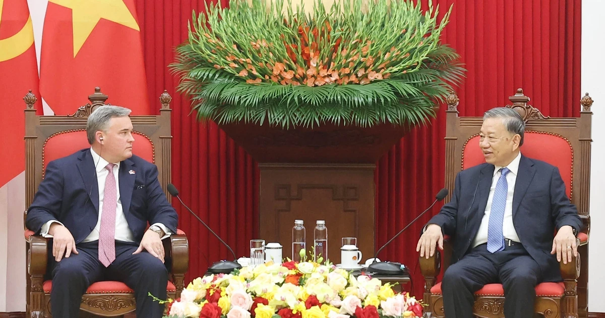 Le secrétaire général du Parti, Tô Lâm (à droite), et le président et directeur général de Murphy Oil Corporation, Eric Hambly, à Hanoi, le 15 octobre. Photo : VNA