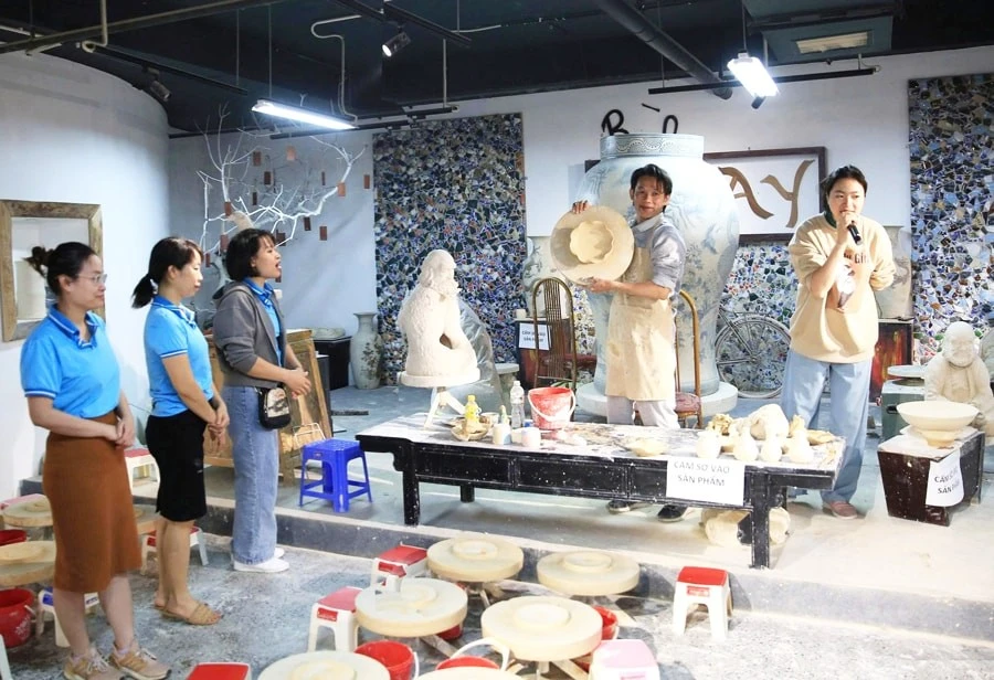 Des touristes dans le village de poterie de Bat Trang. Photo : hanoimoi.