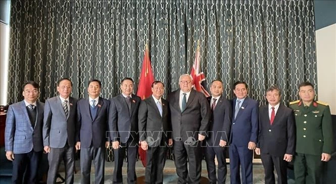 Le président de la Chambre des représentants de Nouvelle-Zélande, Gerry Brownlee (5e à partir de la droite) et la délégation vietnamienne. Photo : VNA 