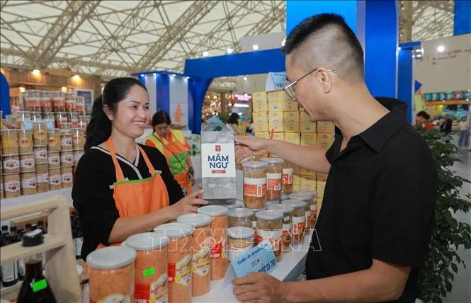 Les produits OCOP de la coopérative Viêt Hung, dans la province de Quang Ninh, attirent de nombreux touristes. Source : VNA 