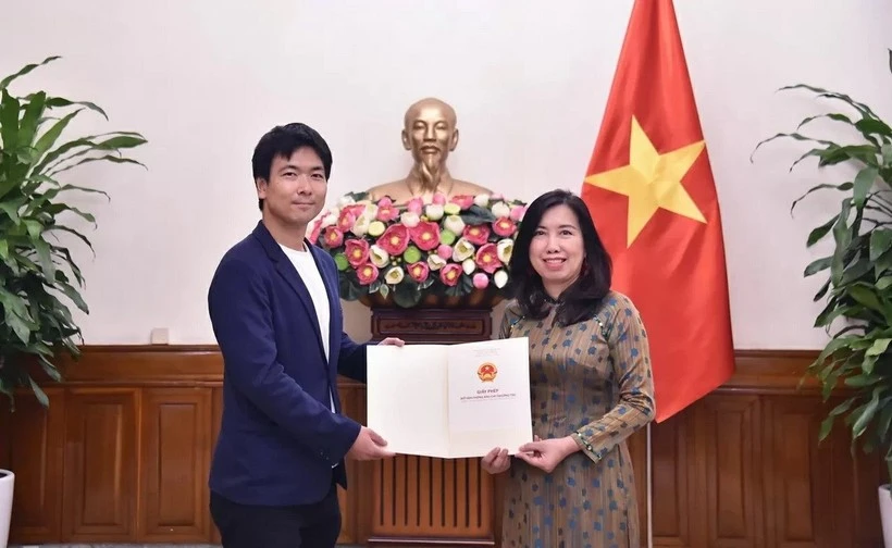 La vice-ministre des Affaires étrangères, Lê Thi Thu Hang (à droite), remet à l’agence de presse télévisée japonaise Nihon Denpa News l’autorisation de rouvrir son bureau permanent au Vietnam. Photo : VNA 