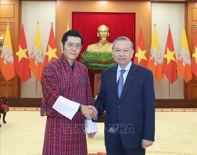 Le secrétaire général Tô Lâm (à droite), reçoit le roi du Bhoutan, Jigme Khesar Namgyel Wangchuck, à Hanoï, le 19 août. Photo : VNA 