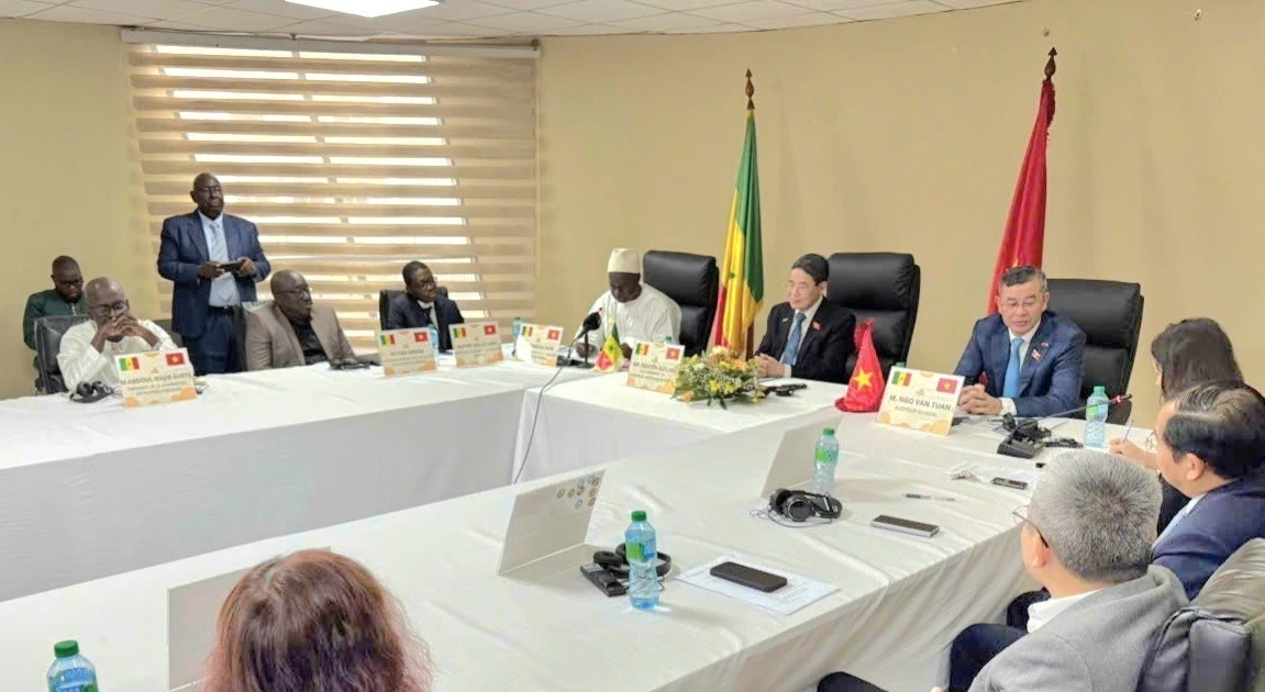 Le vice-président de l’AN du Vietnam, Nguyen Duc Hai, assite à la séance de travail entre l’auditeur général de l’Audit d’État du Vietnam, Ngo Van Tuan, et le président de la Cour des comptes du Sénégal, Mamadou Faye. Photo : VNA.