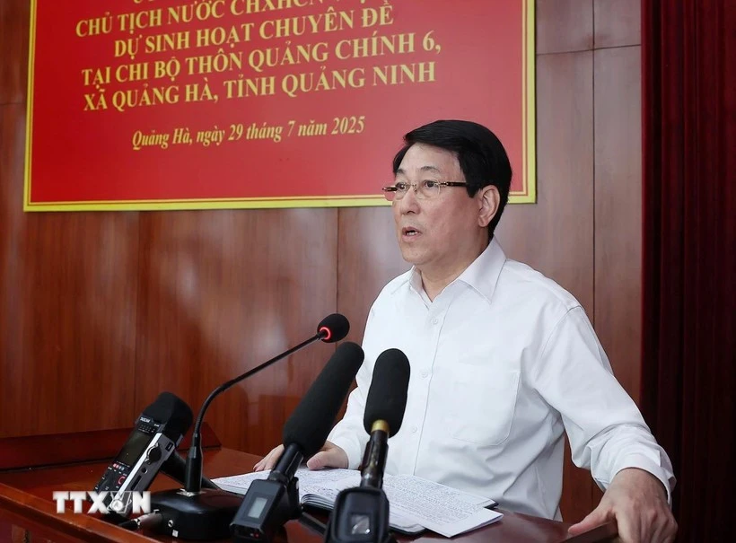 Le président Luong Cuong s’exprime lors de la réunion thématique de la cellule du Parti du hameau de Quang Chinh 6 dans la province de Quang Ninh (Nord). Photo : VNA. 