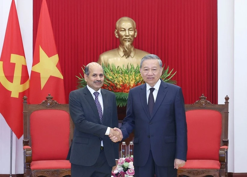 Le secrétaire général du PCV, To Lam (à droite), serre la main de l’ambassadeur d’Inde au Vietnam, Sandeep Arya, à Hanoi, le 6 août. Photo : VNA.