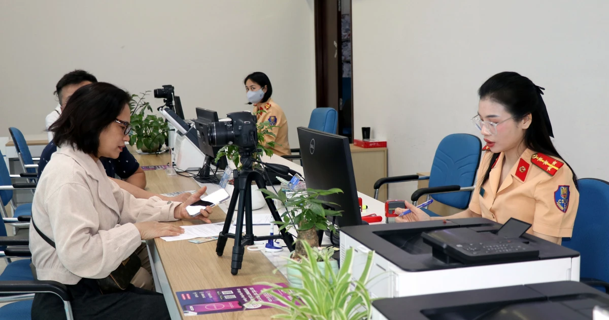 Des gens viennent effectuer des procédures au Centre de services administratifs publics de Quang Ninh. Photo : VNA. 
