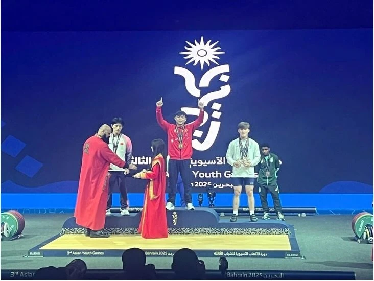 L’haltérophile Nguyen Thanh Duy (au centre) sur la plus haute marche du podium, aux Jeux asiatiques de la jeunesse 2025, à Bahreïn, le 27 octobre. Photo : VNA.