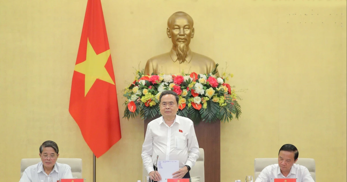 Le président de l’AN, Trân Thanh Mân (centre) s'exprime lors de la conférence, à Hanoi, le 19 octobre. Photo: daibieunhandan.vn 