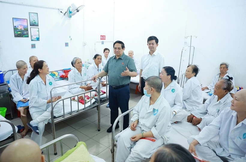 Le PM Pham Minh Chinh visite des patients soignés à l’Hôpital d’oncologie de Cân Tho. Photo : VNA 