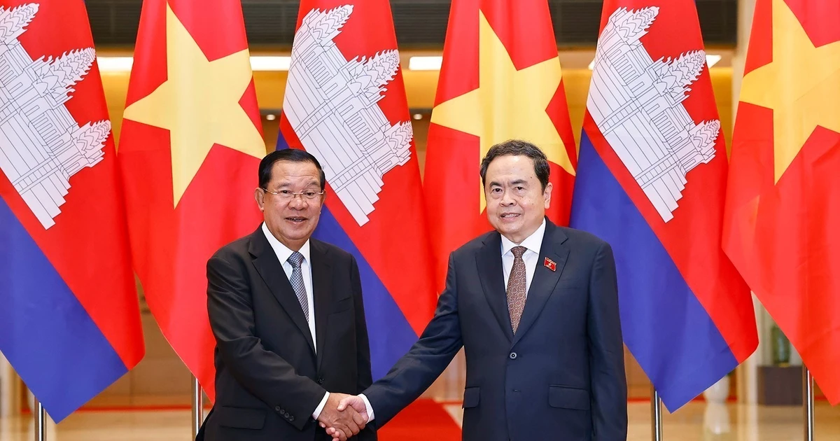  Le président de l’Assemblée nationale du Vietnam, Trân Thanh Mân (à droite) serre la main du président du Parti du peuple cambodgien (PPC) et président du Sénat du Cambodge, Hun Sen, à Hanoi, le 1er septembre. Photo : VNA. 