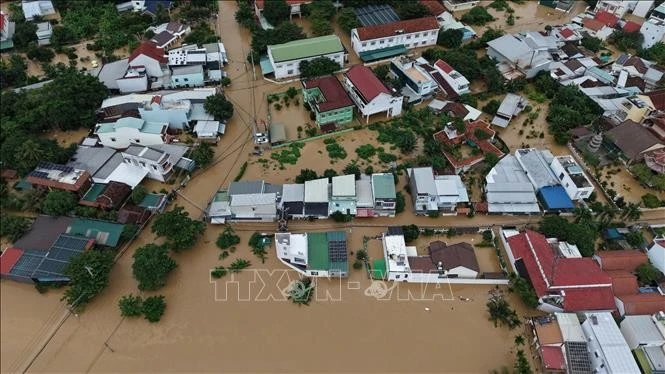 De graves inondations dans la province de Khanh Hoa ont submergé de nombreuses maisons. Photo : VNA. 
