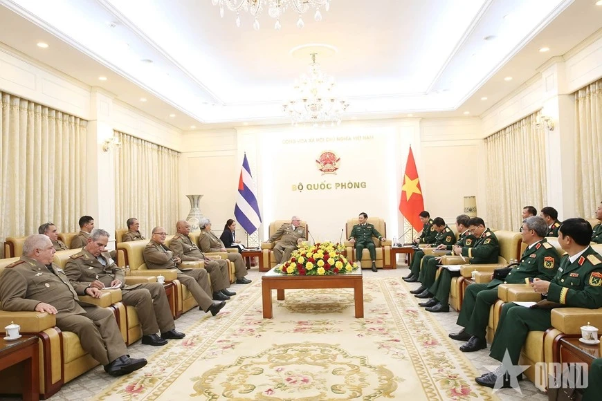 Vue générale de l’entrevue entre le vice-ministre de la Défense Nguyên Tân Cuong et le ministre des Forces armées révolutionnaires de Cuba Álvaro López Miera. Photo : qdnd.vn 