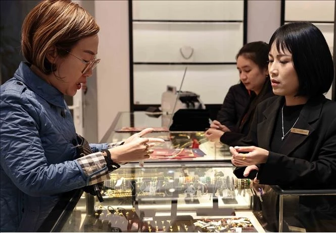 Dans la bijouterie Phu Quy. Photo : VNA.