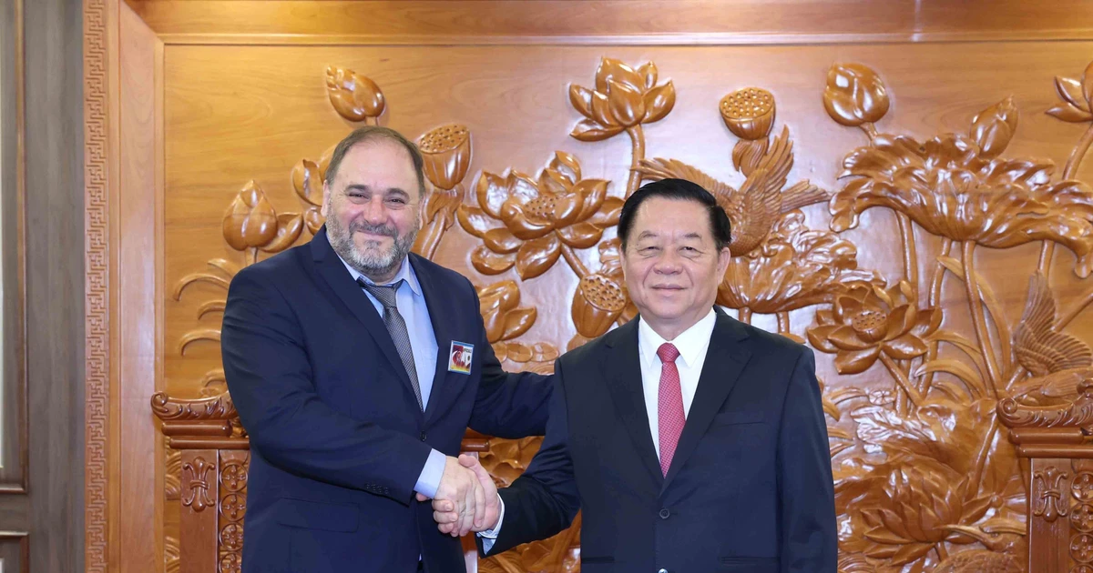 Le président de la Commission de la sensibilisation, de l'éducation et de la mobilisation des masses du Comité central du PCV, Nguyen Trong Nghia (à droite) et le membre du Politburo, secrétaire central chargé de l'organisation et de la politique du personnel du Parti communiste d'Uruguay (PCU), Guillermo Rehermann Armesto. Photo : VNA.