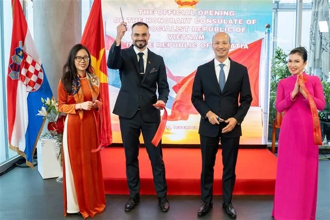 L’ambassadeur Bui Le Thai (2e à partir de la droite) et le consul honoraire du Vietnam en Croatie, Marko Moric, lors de l’événement. Photo : VNA.