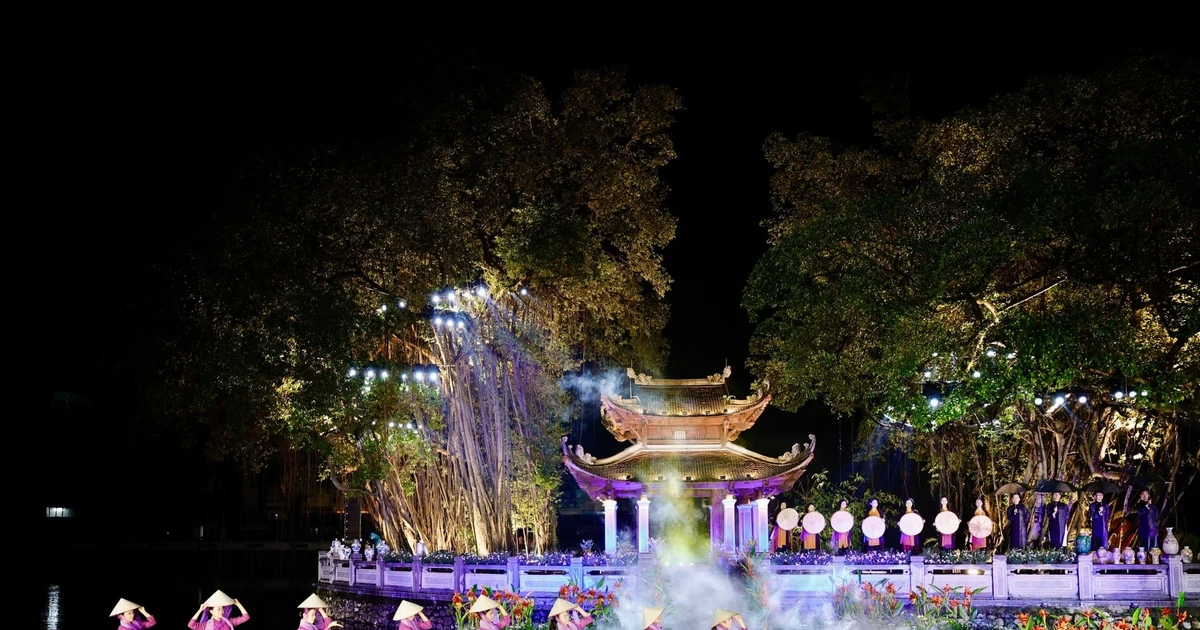 Défilé de ao dài (tunique traditionnelle) dans le temple de la Littérature, l'une des attractions touristiques de Hanoi. Photo: danviet.vn 
