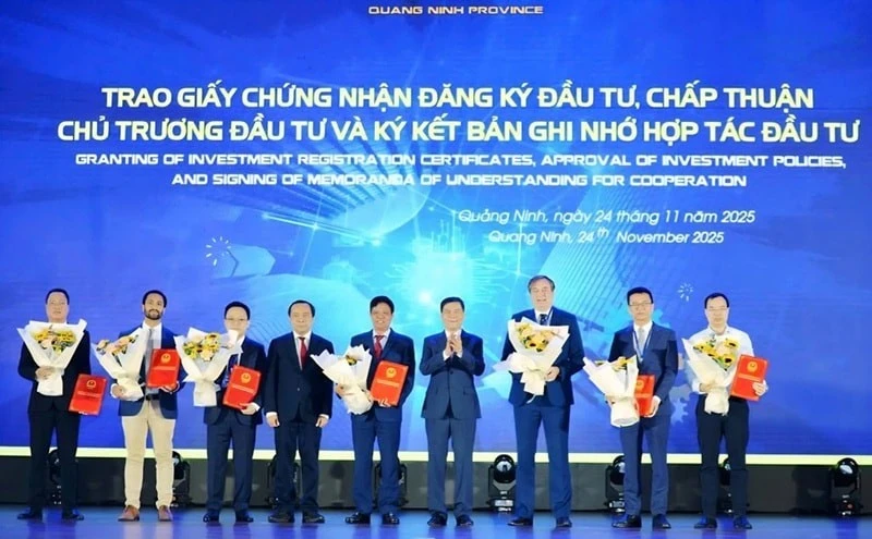 Les autorités de Quang Ninh remettent des certificats d’investissement pour sept projets dans le secteur des sciences et des technologies. Photo: mst.gov.vn.