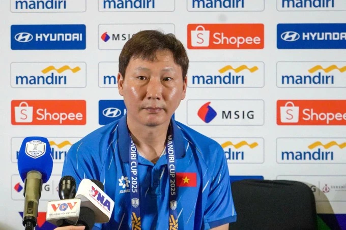 L'entraîneur Kim Sang-sik lors d'une conférence de presse avant la phase de groupes du Championnat de l’ASEAN de football des moins de 23 ans 2025, en Indonésie, le 15 juillet 2025. 