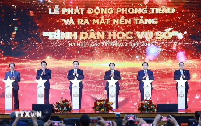 Le Premier ministre vietnamien Pham Minh Chinh (4e à partir de la gauche) donne le coup d’envoi du mouvement «Alphabétisation numérique pour tous». Photo : VNA. 