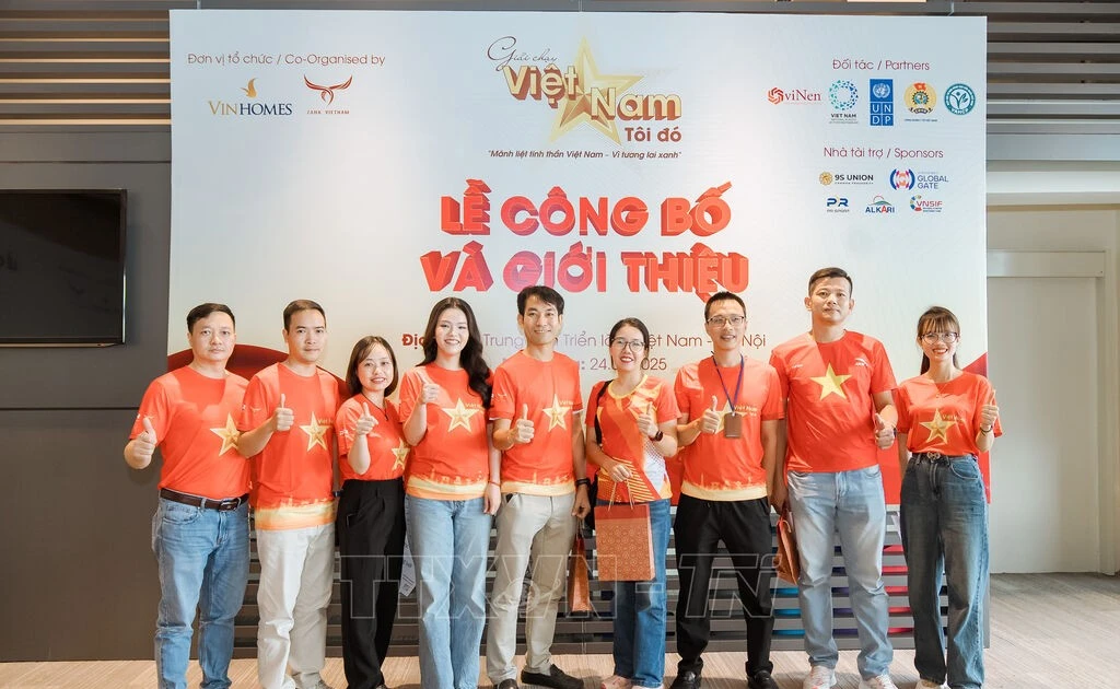 Des gens s'inscrivent au marathon «Mon Vietnam 2025». Photo: VNA