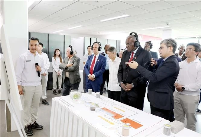 Le président de l’Assemblée nationale du Pouvoir populaire et du Conseil d’État de Cuba, Esteban Lazo Hernández visite Nestlé Bong Sen, dans le parc industriel de Thang Long II. Photo : VNA.