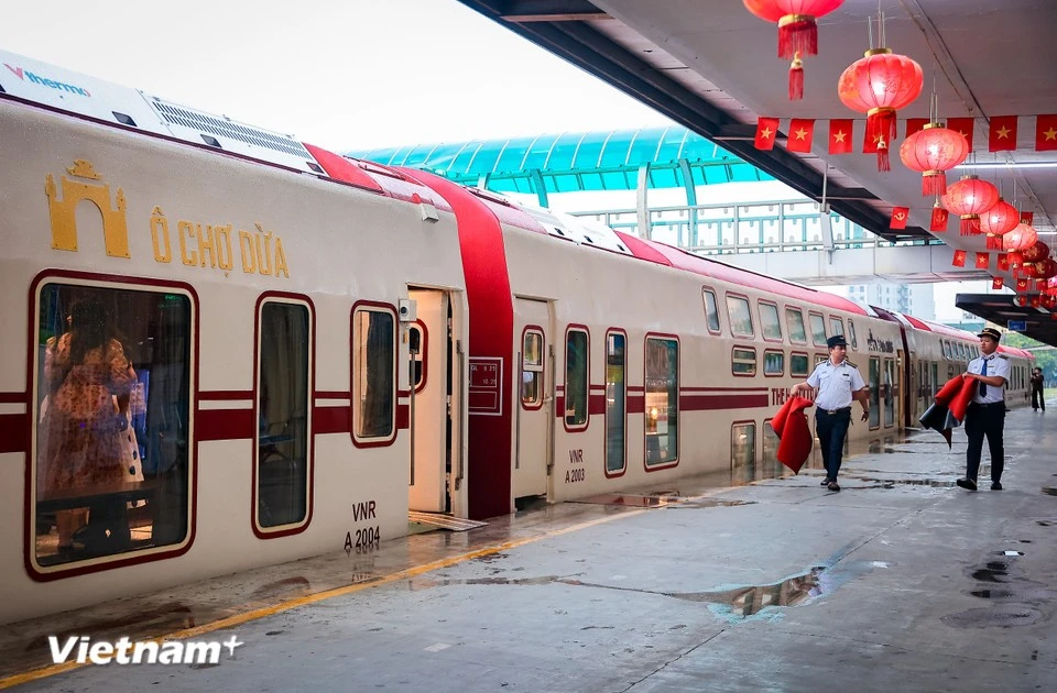 Le Train de Hanoi sur les rails depuis le 19 août 2025. Photo: VNA 