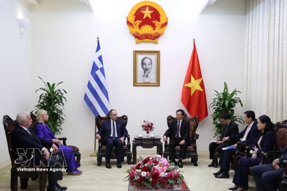 Le vice-Premier ministre Ho Quoc Dung (droite) reçoit le premier vice-président du Parlement hellénique, Ioannis Plakiotakis. Photo: VNA