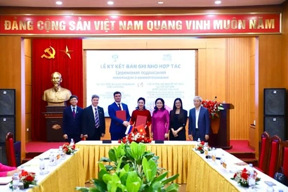 Signature d'un protocole d'accord entre la Zone des vestiges du Président Hô Chi Minh au Palais présidentiel et l’Université d’État de Saint-Pétersbourg. Photo: VNA