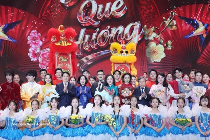 Le président Luong Cuong, son épouse et des artistes participant au programme artistique spécial "Printemps au pays natal 2026". Photo: VNA