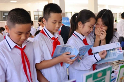 Des élèves de Hanoï à la cérémonie de lancement de la Semaine de l'apprentissage tout au long de la vie 2024. Photo : VNA