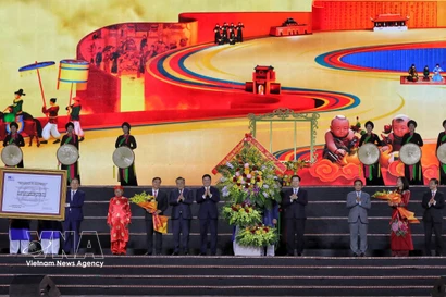 Cérémonie marquant la réception du certificat de l'UNESCO inscrivant l'artisanat de la gravure sur bois traditionnelle de Dong Ho sur la Liste du patrimoine culturel immatériel nécessitant une sauvegarde urgente. Photo: VNA