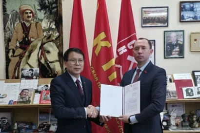 Sergueï Syrankov, premier secrétaire du Comité central du Parti communiste de Biélorussie, remet une lettre de félicitations à l'ambassadeur du Vietnam en Biélorussie, Nguyen Van Trung (gauche). Photo : VNA.