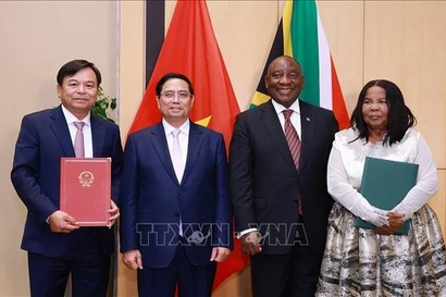 Le Premier ministre Pham Minh Chinh (2e de gauche) et le président sud-africain Cyril Ramaphosa (3e) assistent à la cérémonie de signature du mémorandum d'entente sur l'agriculture. Photo: VNA