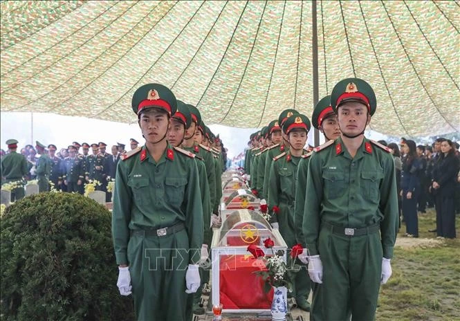 Cérémonie commémorative et d’inhumation des restes de 10 soldats volontaires vietnamiens tombés au Laos. Photo: VNA