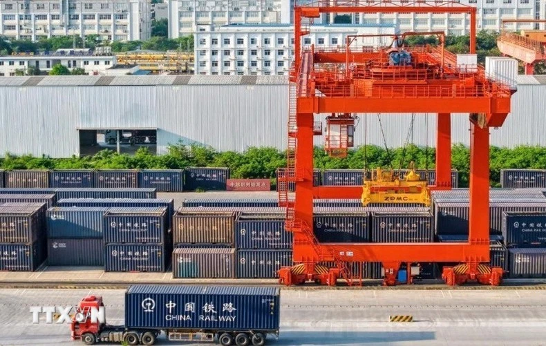 En 2025, 37.000 EVP de marchandises ont été transportés sur les trains intermodaux reliant la Chine et le Vietnam au départ de la région autonome Zhuang du Guangxi. Photo: VNA