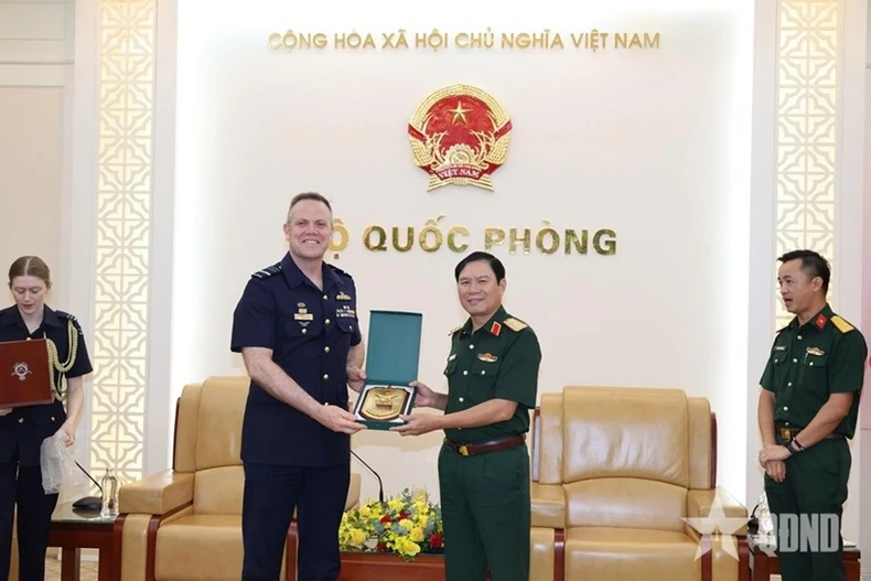 Le général d’armée Nguyen Tan Cuong, chef d’état-major général de l’Armée populaire du Vietnam et vice-ministre de la Défense (droite), reçoit le maréchal de l’air Stephen Chappell, chef de la RAAF. Photo: VNA