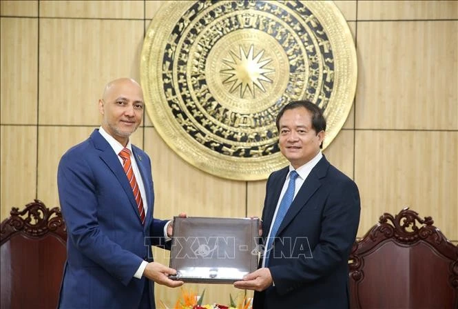 L’ambassadeur des Émirats arabes unis au Vietnam, Bader Almatrooshi (gauche), et le vice-président du Comité populaire de la province de Tây Ninh, Nguyên Hông Thanh. Photo: VNA