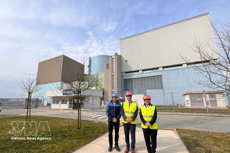 L’ambassadeur du Vietnam en Autriche et en Slovénie, Vu Le Thai Hoang (au milieu), visite la centrale nucléaire de Krsko. Photo: VNA