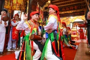 Fête du village de Trieu Khuc : l'éclat de la danse ancestrale des hommes travestis