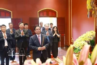 Le Premier ministre Pham Minh Chinh offre de l’encens à la Cité impériale de Thăng Long. Photo : VNA