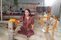 Des femmes khmères de la commune d’An Cư, province d’An Giang, s’emploient à préserver et à valoriser le métier traditionnel de tissage de brocart de leur communauté. Photo : VNA