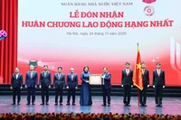 Au nom du Parti et de l’État, le Premier ministre Pham Minh Chinh a remis plusieurs distinctions de haut rang aux responsables de la Banque d'État du Vietnam. Photo : VNA