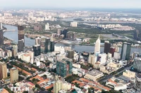 Le centre-ville de Hô Chi Minh-Ville et la péninsule de Thu Thiem, appelée à accueillir le Centre financier international de la ville. Photo . VNA