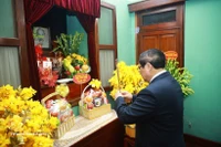Le Premier ministre Pham Minh Chinh rend hommage au président Hô Chi Minh à la Maison 67. (Photo : VNA)