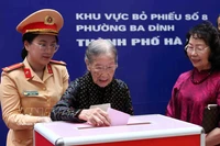 À Hanoï, l’électrice centenaire (101 ans) Doàn Thi Thuan vote au bureau de vote de l’école primaire Phan Chu Trinh, secteur n°8, quartier de Ba Dinh. Photo : VNA 