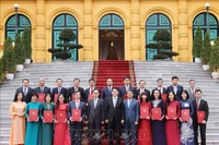 Le président de la République Luong Cuong et de nouveaux ambassadeurs à l'étranger. Photo : VNA
