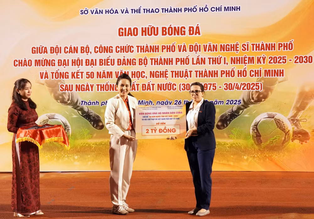 vna-potal-thanh-pho-ho-chi-minh-giao-huu-bong-da-ung-ho-nhan-dan-cuba-2-ty-dong-8299400.jpg