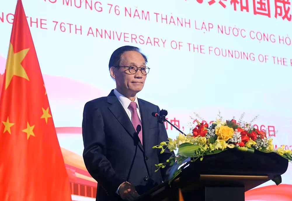 vna-potal-tiec-chieu-dai-ky-niem-76-nam-ngay-thanh-lap-nuoc-cong-hoa-nhan-dan-trung-hoa-8299342.jpg