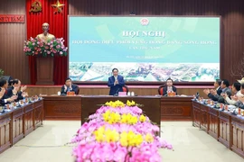 Le Premier ministre Pham Minh Chinh (debout) préside la 5e réunion du Conseil de coordination de la région du delta du fleuve Rouge, à Hanoi, le 14 janvier. Photo : VNA